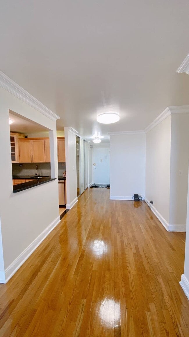 Building Photo - One Bay Club Dr