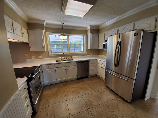 Building Photo - For Lease! Summer Breeze 3 BR|2 BA Home Ne...