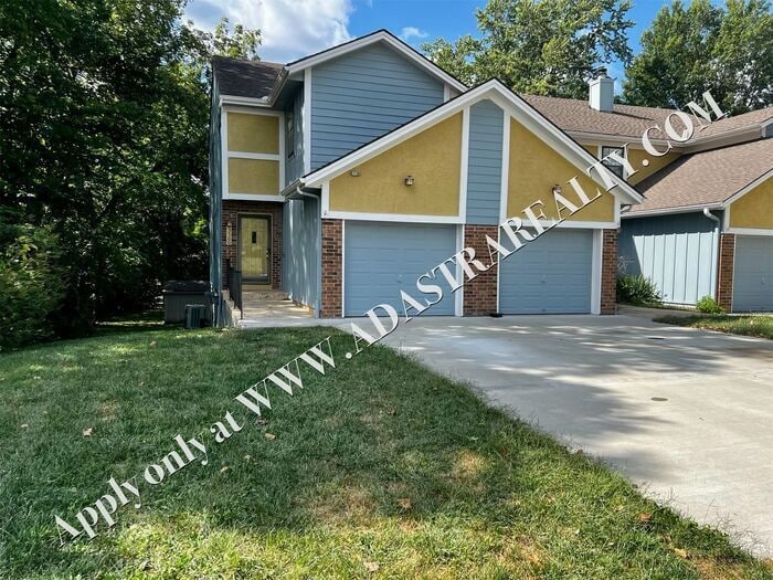 Primary Photo - Spacious Duplex in Lee's Summit-Available ...