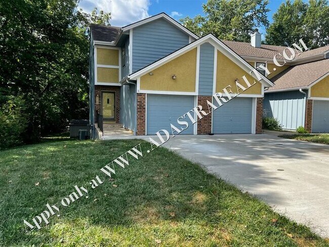 Building Photo - MOVE IN SPECIAL!!! Spacious Duplex in Lee'...