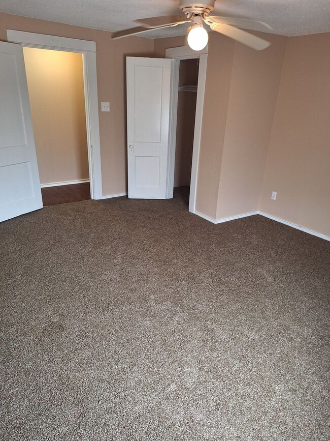 Building Photo - 2 bedroom, 1 bath