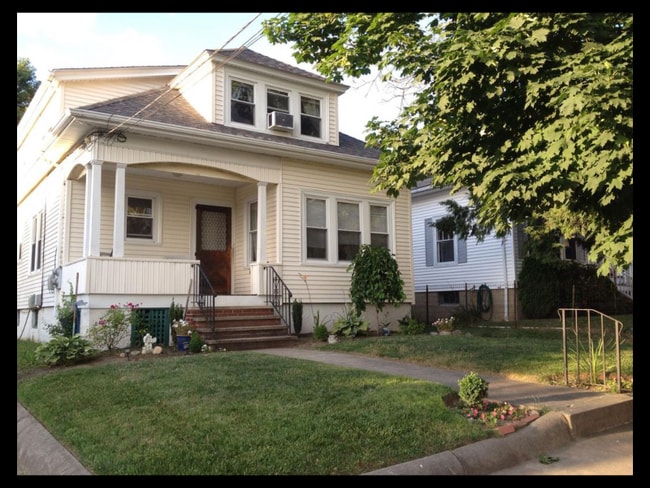 Building Photo - 35 College Road