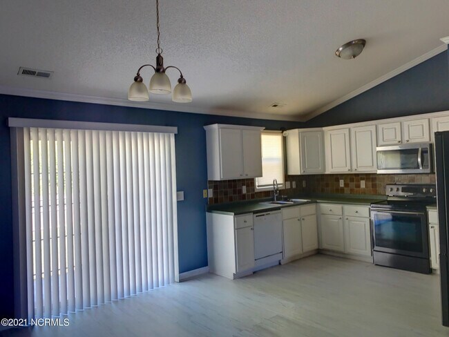 Building Photo - 129 Sweet Briar Ct