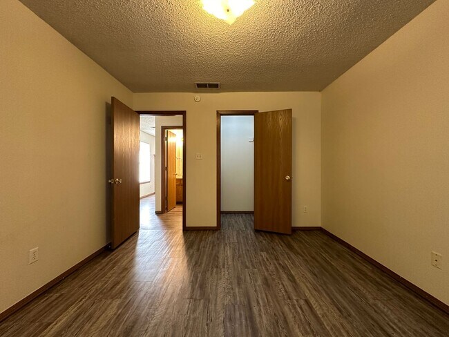 Foto del edificio - 1060 Farley Cir