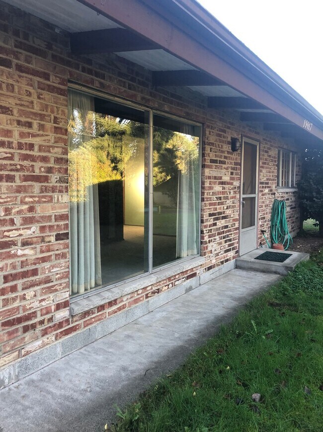 Foto del edificio - Brick Cottage 1 Bedroom Single Family Home...