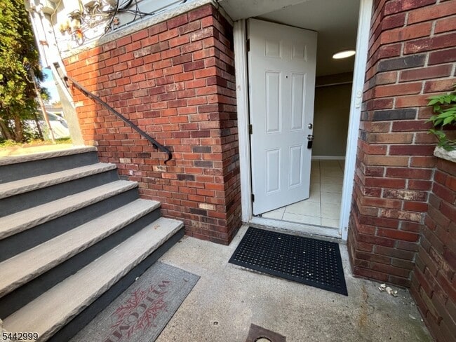 Building Photo - 103 Sylvan Ave