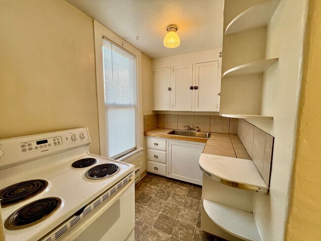 Foto del edificio - 323 Whiteriver Ave