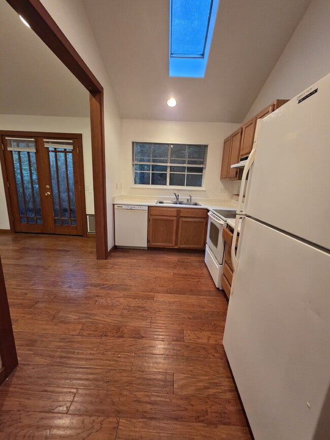 Building Photo - Charming Private Cottage in the Redwoods
