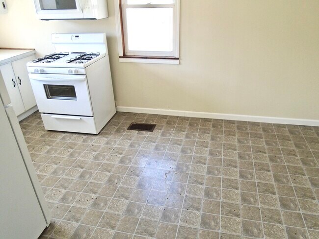 Kitchen eat in Area - 13806 Locust St