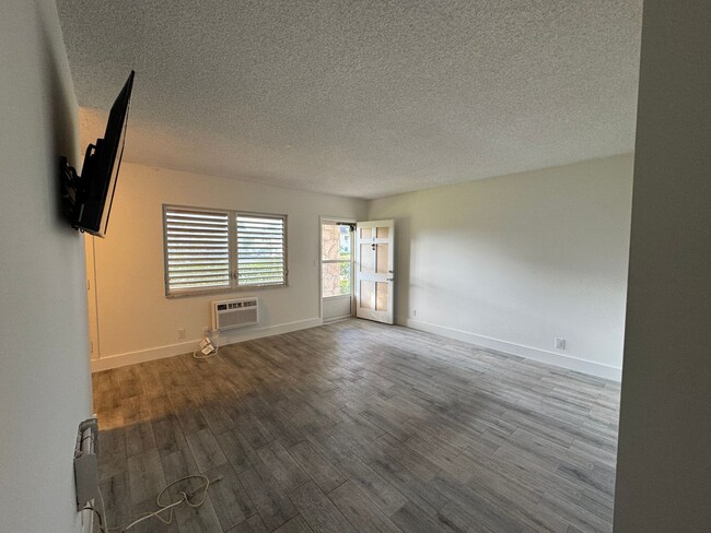 Building Photo - AVAILABLE JANUARY 1-2025-UNFURNISHED One B...