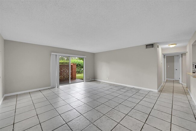 Foto del edificio - 11607 NW 29th St