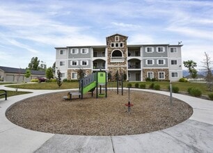 Building Photo - 1823 N Crest Rd