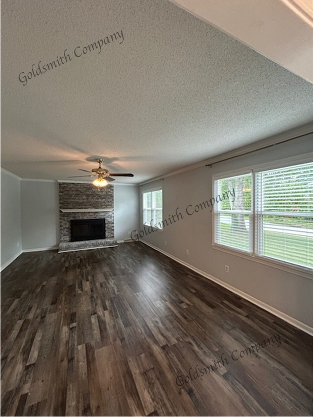 Building Photo - "3-Bedroom Home with Spacious Living in Si...