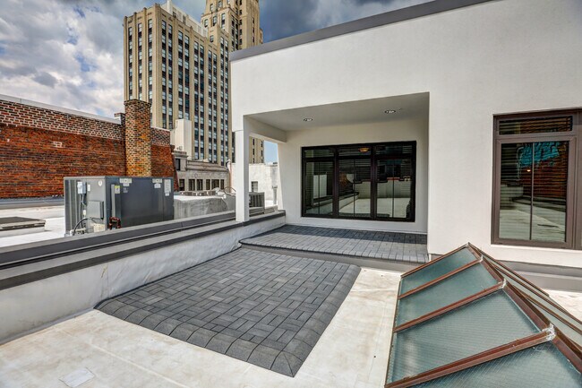 Building Photo - 304 E Grace St