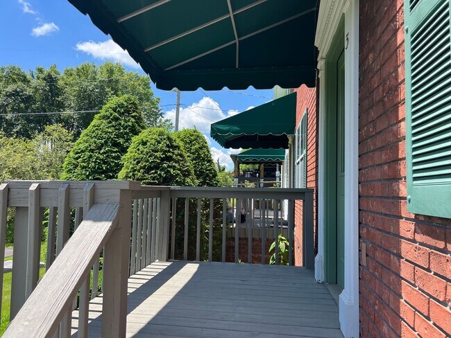 Building Photo - AVAILABLE January 2026! Secluded 2 bedroom...