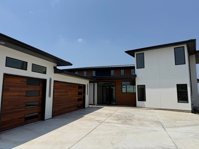 Building Photo - 8001 Kuhn Dr