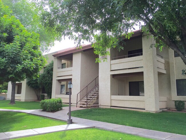 Apartamento con balcón en la segunda planta - 2146 West Isabella #254