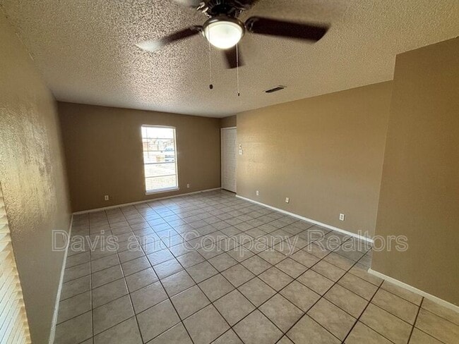 Building Photo - 4805 Country Club Dr