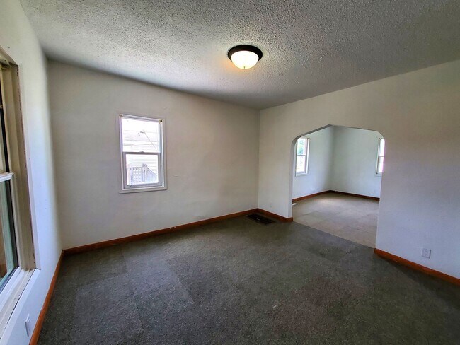 Building Photo - 919 Oneida St