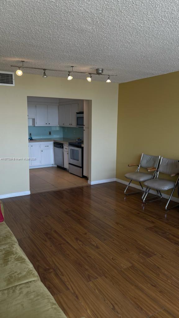 Foto del edificio - 2025 NE 164th St