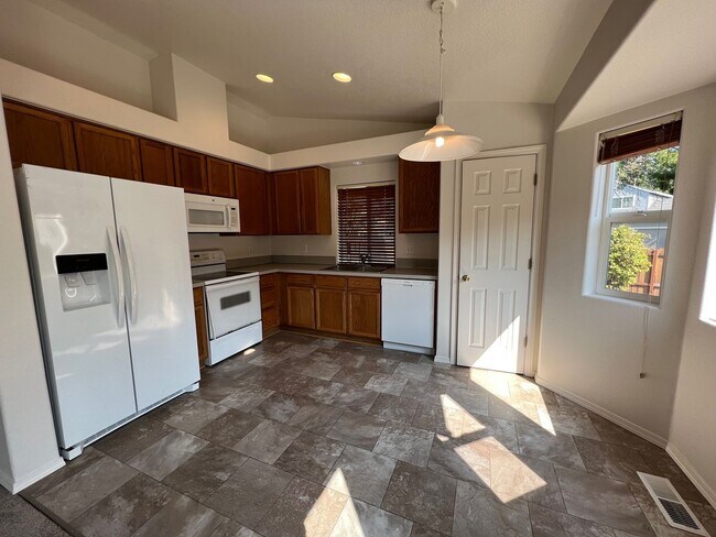 Building Photo - 17816 SW Gillette Ln