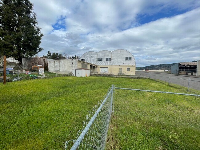 Building Photo - 2 Bedroom House With Large Yard.