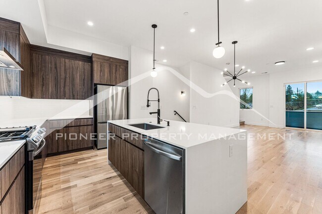 Foto del edificio - Beautiful Townhome with 2 Car Garage and C...