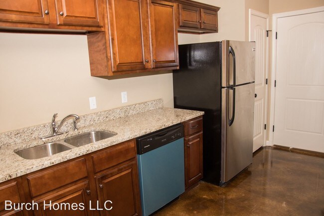 Building Photo - 3901 Hill Dr