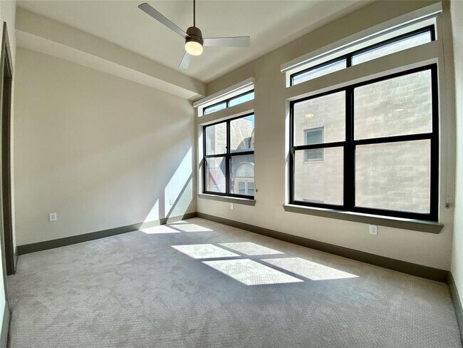 Building Photo - 3316 Oak Grove Ave