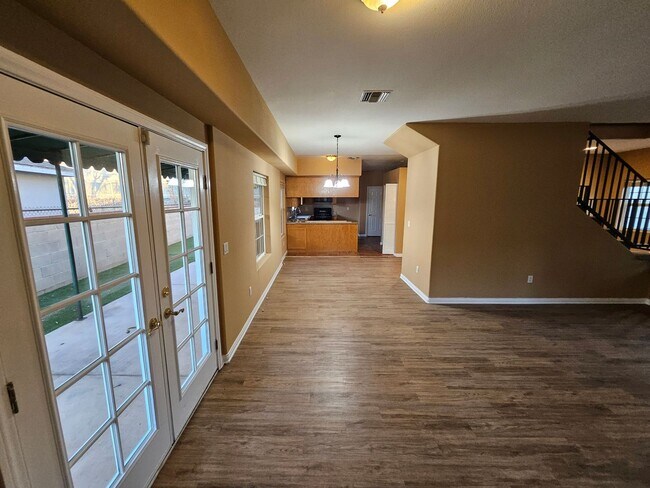 Building Photo - Private 3-Bedroom House in the Heart of Bu...