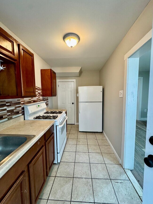 Building Photo - Charming 3-Bedroom Home in Southwest Phila...