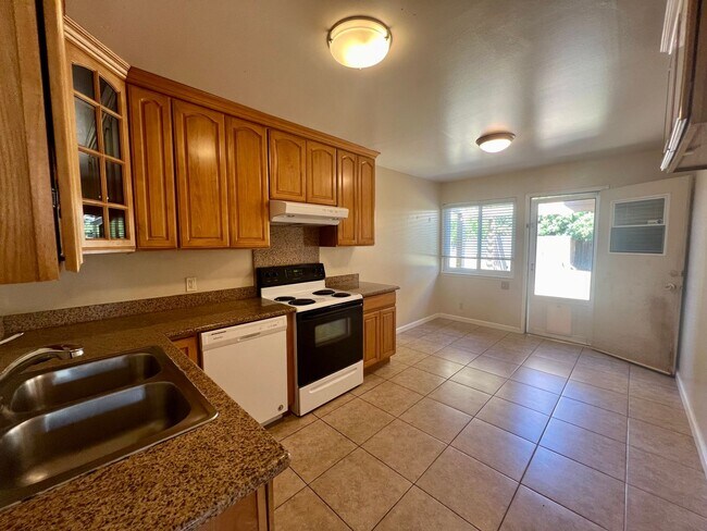 Building Photo - 1487-1489 Vallejo Dr