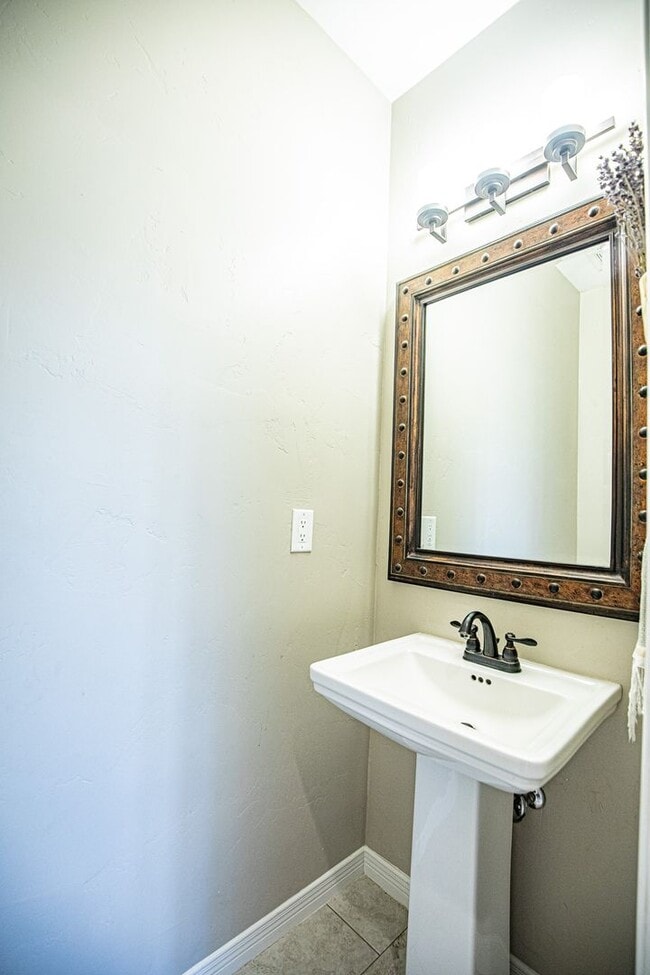 Building Photo - Beautiful 4 bedroom 2.5 bathroom