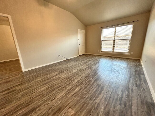 Foto del edificio - 3 bed 2 bath Duplex  Available 9/10!