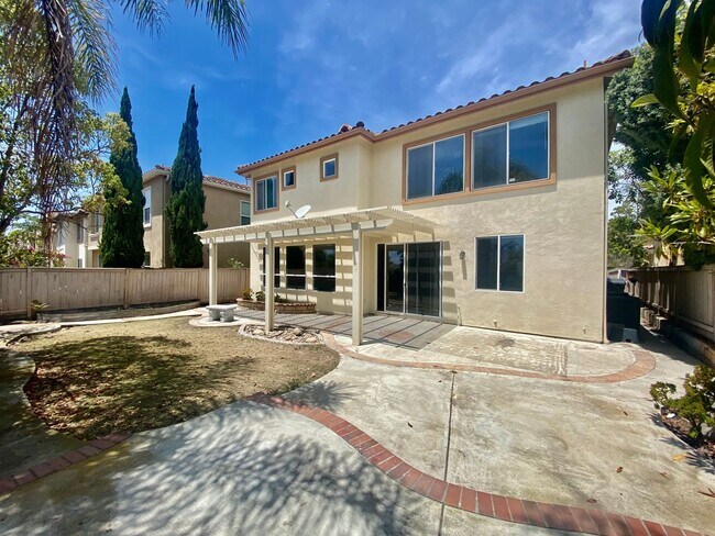 Foto del edificio - Elegant 5 Bedroom Home With Sweeping Staircase and Tons of Space!