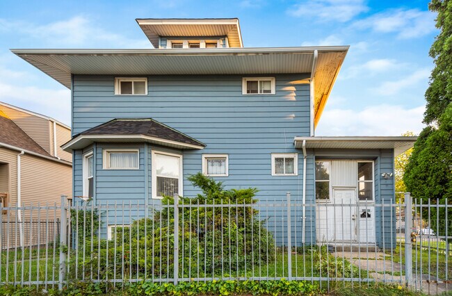 Building Photo - 923 N Pine Ave