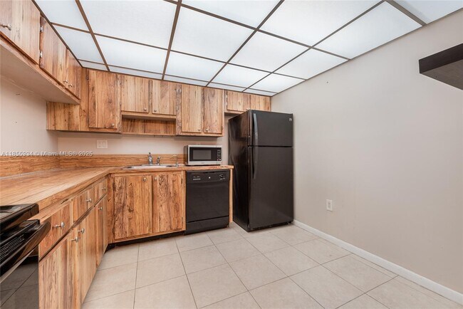 Building Photo - 10625 SW 112th Ave
