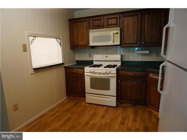 Building Photo - 96 Willow Ct