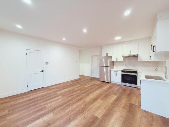 Photo du bâtiment - 16676-1617A 17a Ave