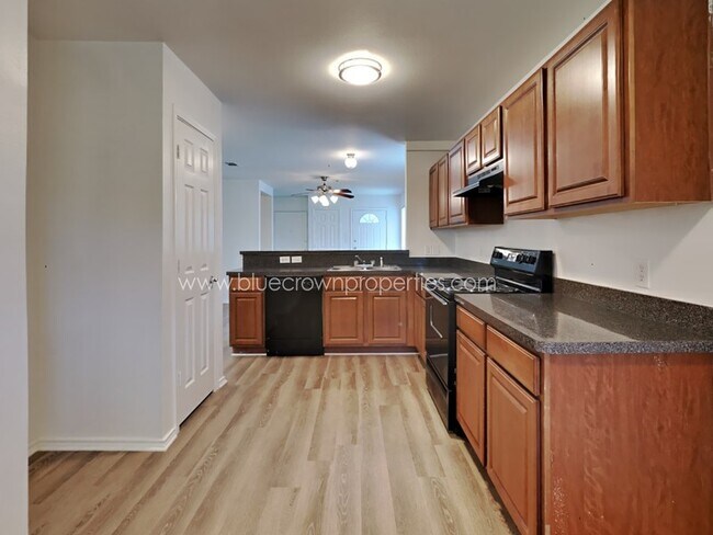 Building Photo - 814 Maples Ave