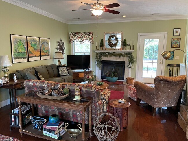 Foto del edificio - 655 Belmonte Dr