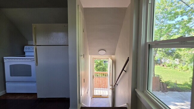 Foto del edificio - Refurbished 2 Bedroom Upper in Appleton