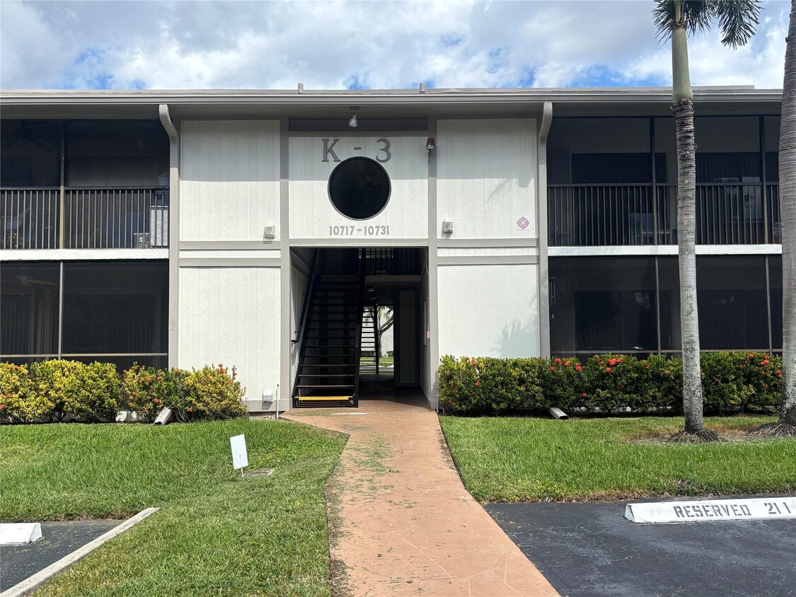 Primary Photo - 10727 W Clairmont Cir