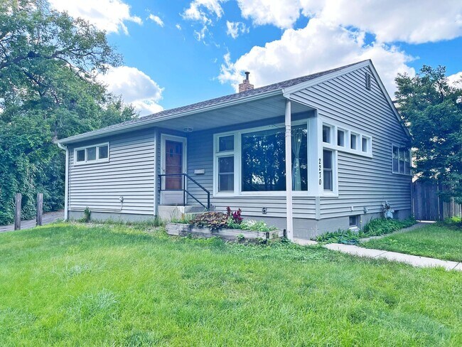Building Photo - Beautiful Big 4-Bedroom, All New Kitchen, ...