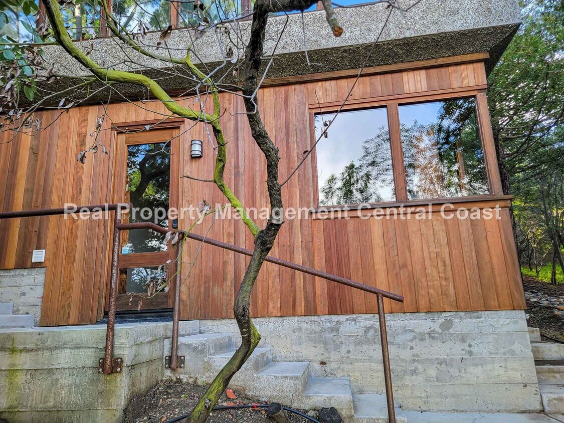 Primary Photo - AVAILABLE NOW - Beautiful Studio With Views