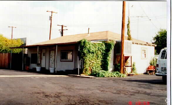 Building Photo - Auburn Oaks Mobile Home Park