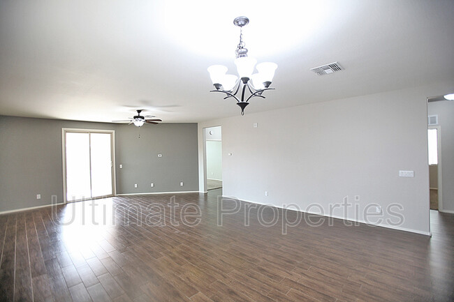 Foto del edificio - 12123 W Daley Ln