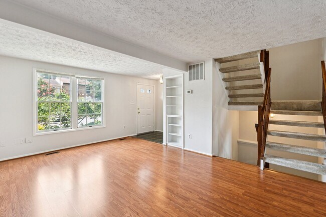 Building Photo - Conveniently located in the Courts of Tysons!