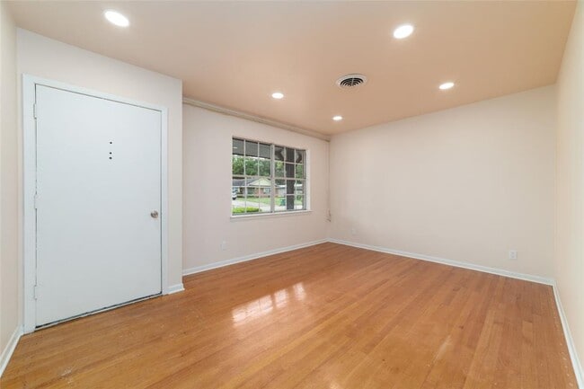 Foto del edificio - 7615 Barberton Dr