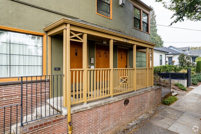 Building Photo - 2105 SE Caruthers St